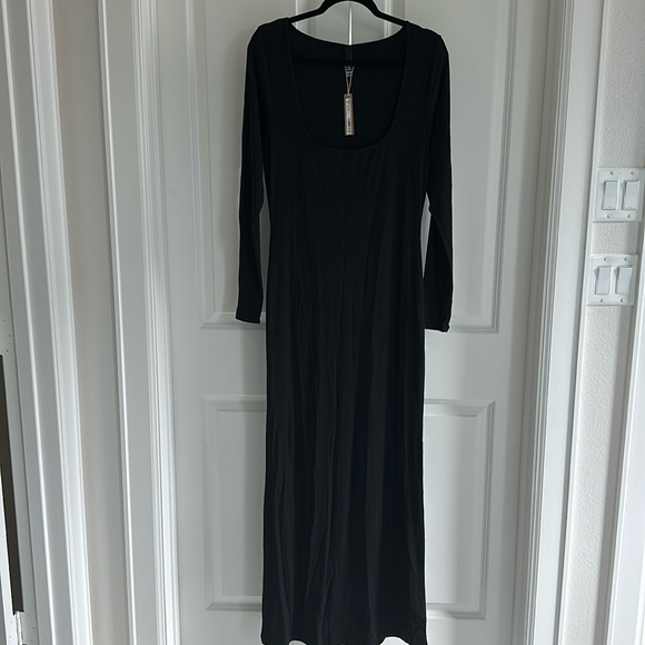 NWT Skims Long Sleeved, Maxi Dress with Deep Square Neckline Color Black Size 2x - Picture 4 of 11
